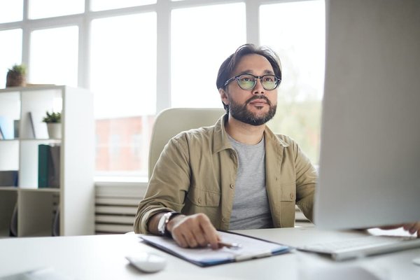 Comment appliquer correctement un sérum à l'acide hyaluronique pour maximiser son absorption par la peau ?